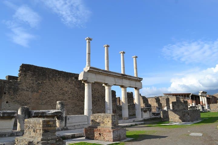 Transfer from Naples to Positano with 2 hours Private Tour in Pompeii