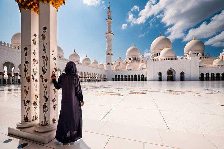 Ab Dubai : Abu Dhabi Tagestour mit Ferrari World Tickets