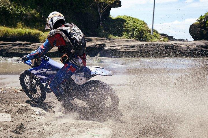完全に訓練されたガイド付きダートバイクツアー-リラックスタイムフレーム付きの1日ツアー