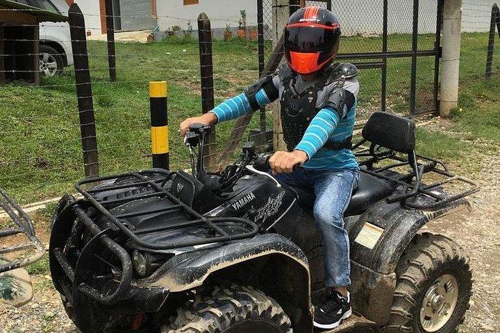 メデリンエクストリームパラグライディングとATV