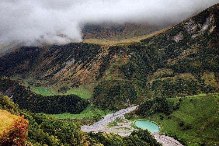 Kazbegi Ananuri Gudauri Gergetiでの1日ツアー