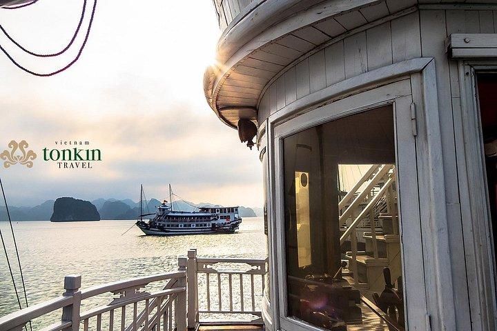 ハロン湾ブティッククルーズ2D / 1Nツアー：カヤック、水泳、ティトップ島、洞窟