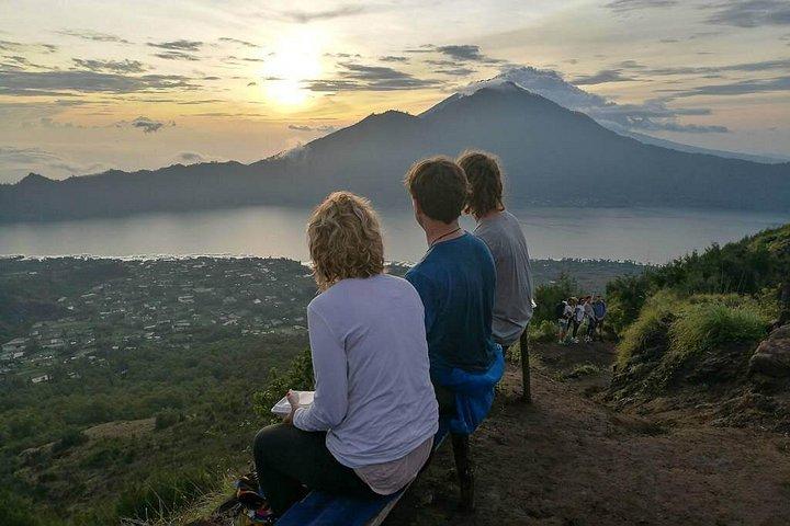 プライベートツアーでめぐる火山のバトゥール山トレッキング。天然温泉付き。日帰り。