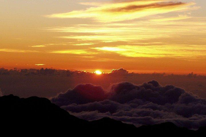 プライベートツアーでめぐる火山のバトゥール山トレッキング。天然温泉付き。日帰り。