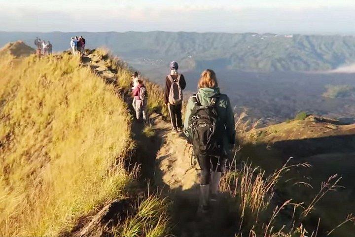 プライベートツアーでめぐる火山のバトゥール山トレッキング。天然温泉付き。日帰り。