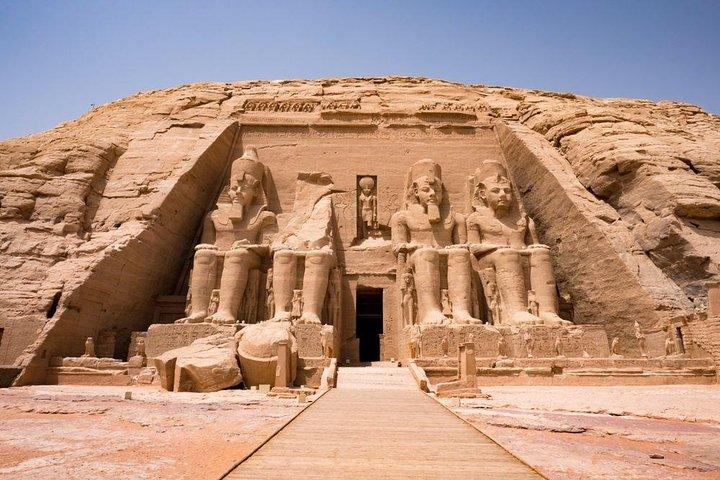 Tour privato di un giorno ai templi di Abu Simbel e al villaggio nubiano da Assuan