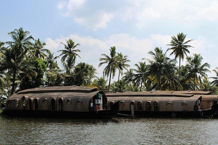Kochi Private Tour: Overnight Alleppey Backwaters Houseboat Cruise