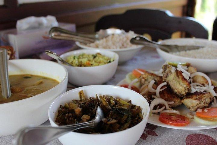 Kochi Private Tour: Overnight Alleppey Backwaters Houseboat Cruise