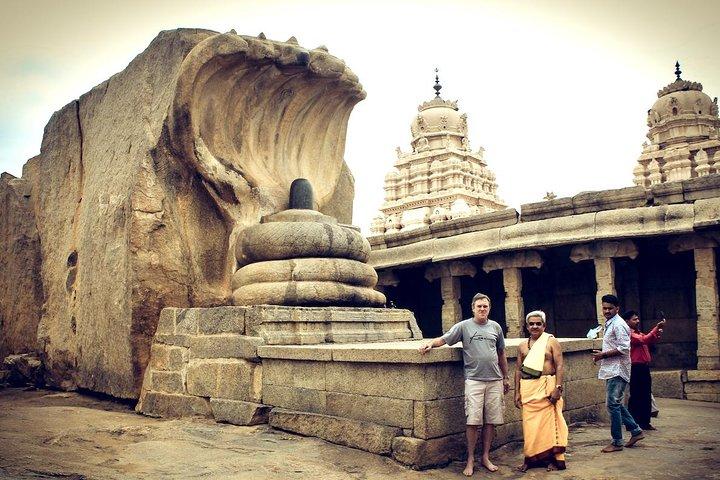 Dagtur fra Bangalore til Lepakshi for tempelarkitektur og malerier