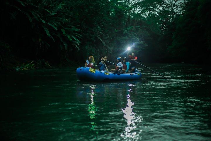 Lille gruppe Twilight Wildlife Boat Tour i La Fortuna