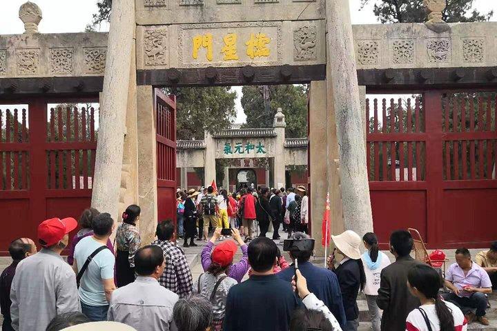 Confucius-tempeldagtour in Qufu start vanuit Qufu bullet train station of stad
