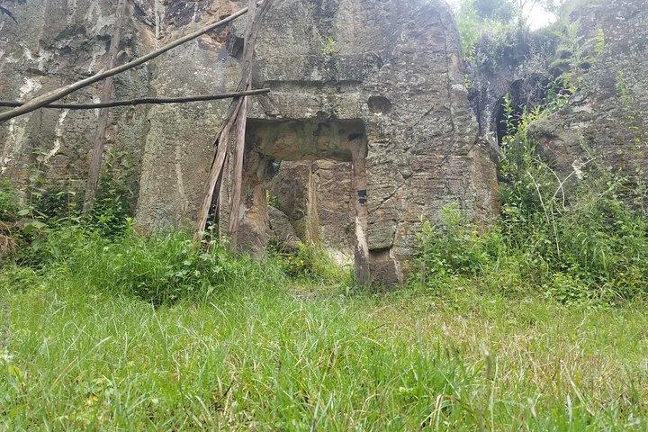 Excursão turística de Addis da igreja semi-monolítica escavada na rocha do século IV dC