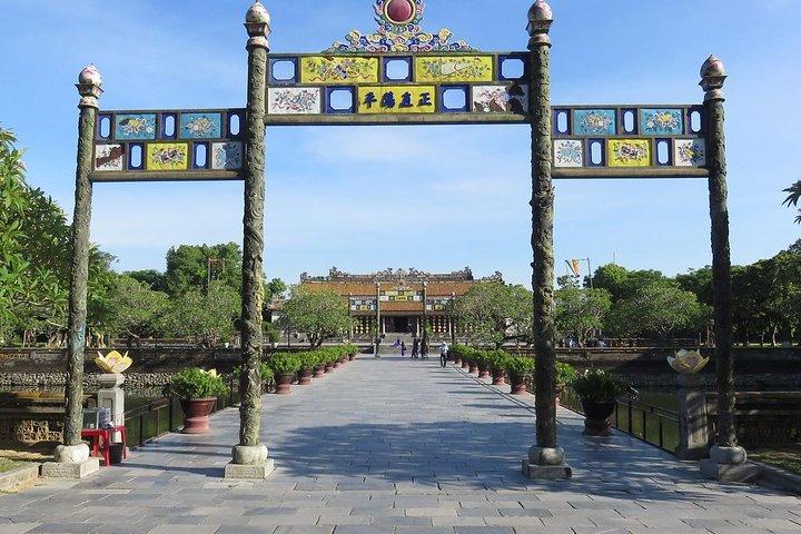 Viagem de um dia para a cidade de Hue e volta de Hoi An por carro particular