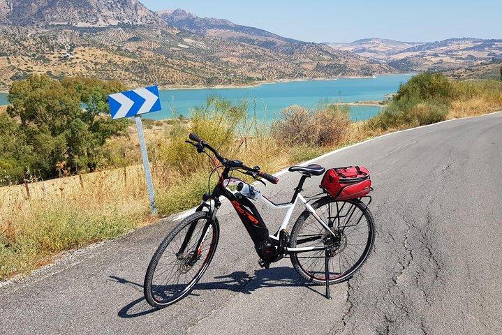 Vino, tapas e lago Zahara in e-bike incluso ritiro a Ronda (intera giornata)