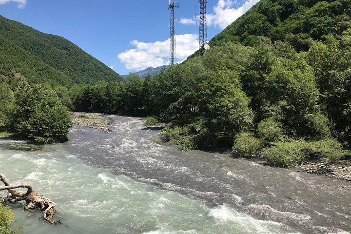 TvilisiからJvariとMtskheta経由でGudauriとKazbegiへのプライベート日帰り旅行
