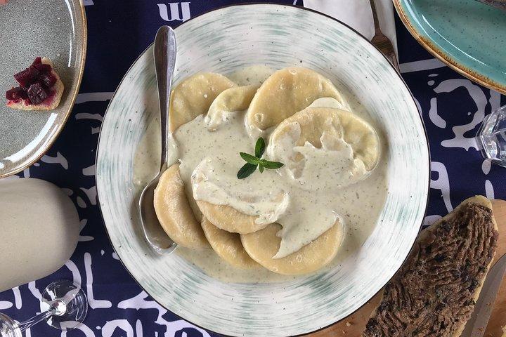 クタイシ発プライベートオーガニックワインツアー、テイスティング2回とランチ