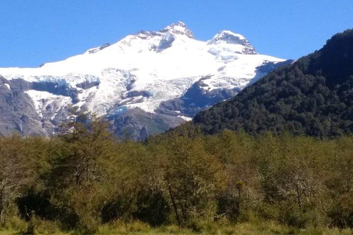 Colline de Tronador et congère noire