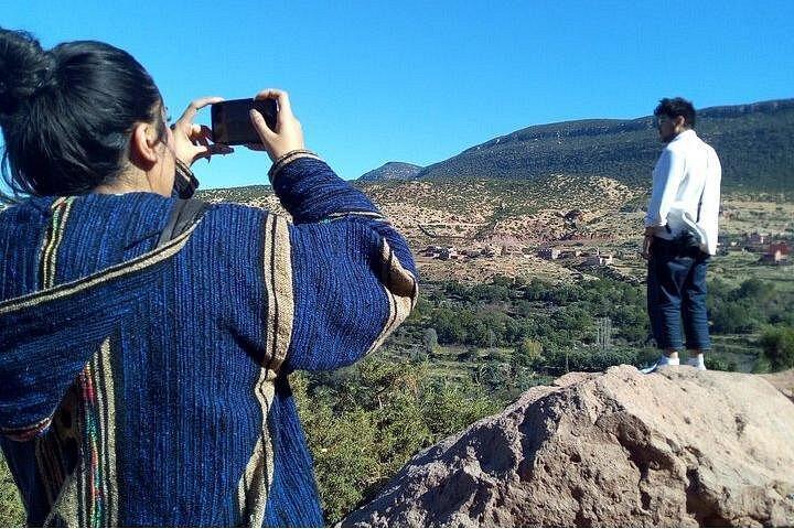 アトラス山脈と 3 つの谷と滝 : マラケシュからのガイド付き日帰り旅行
