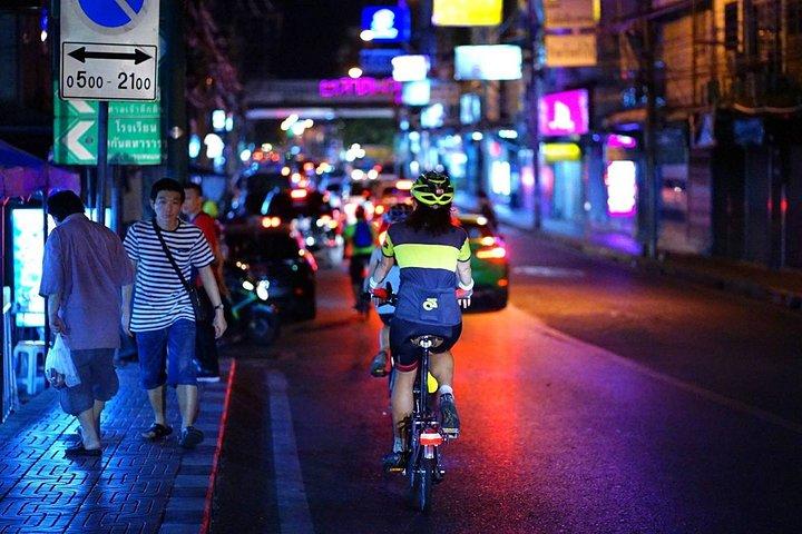 NR-04 WangLang ciclismo aventurero con una vida nocturna culturas de Bangkok