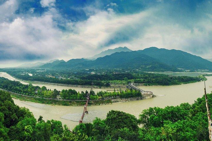 Private Day Tour: Dujiangyan Panda Base and Irrigation Project