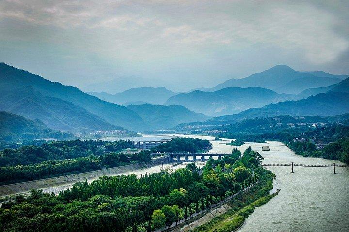 Private Day Tour: Dujiangyan Panda Base and Irrigation Project