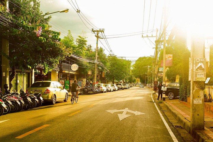チェンマイ旧市街の 4 時間のイブニング バイク ツアー