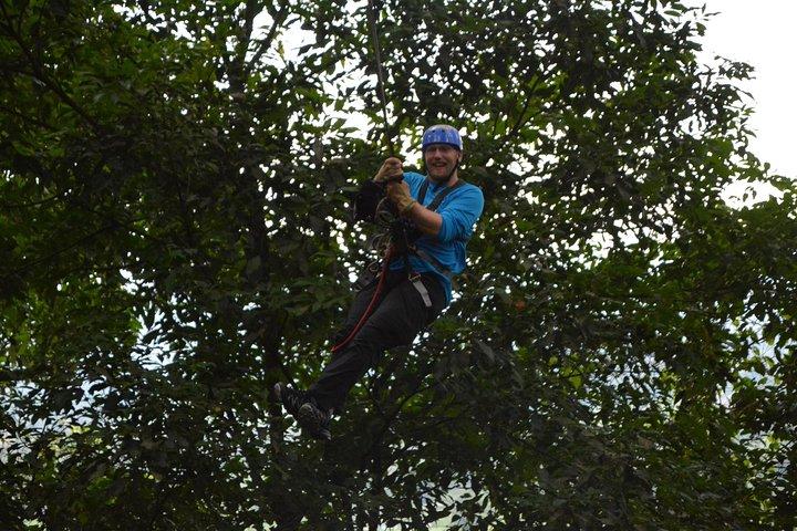 アレナル火山の麓でキャノピーとターザンスイングを楽しむ