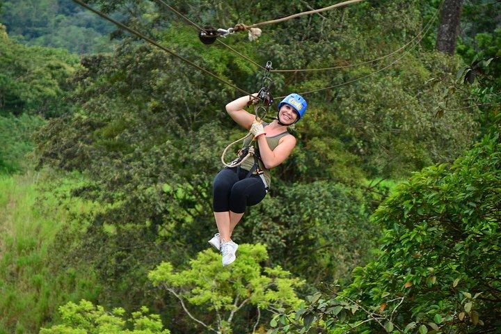 アレナル火山の麓でキャノピーとターザンスイングを楽しむ