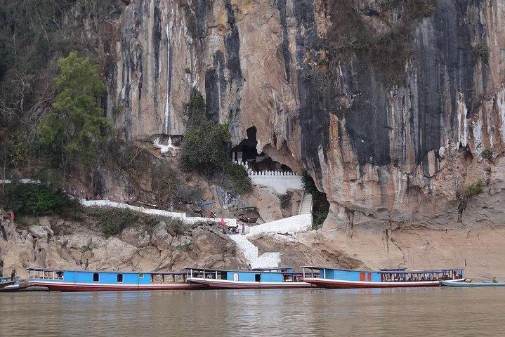 パークウー洞窟、伝統村、クアンシーの滝を巡る終日ツアー