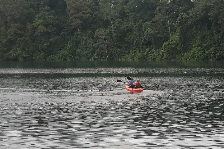Kajakpaddling och varma källor med lunch på Arenal Volcano från San Jose