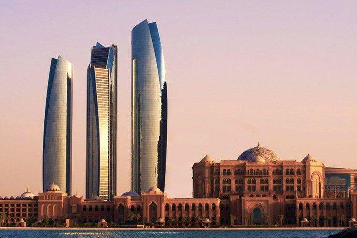 Excursión de día completo a Abu Dabi con visita al Palacio Real y la Mezquita