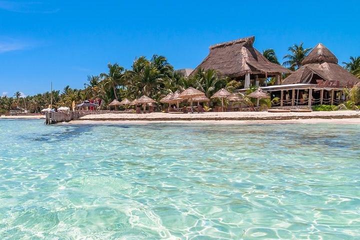 Tour a Isla Mujeres en Catamarán con snorkel, barra libre, almuerzo y club de playa.