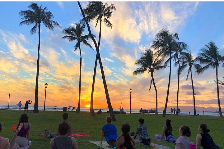Beach Yoga em Waikiki com cenário Diamondhead