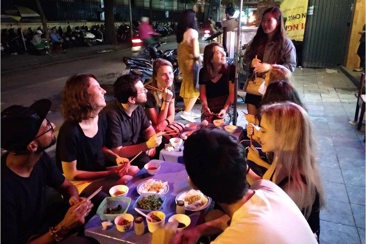 Hanoi Street Food + Tour de vida nocturna