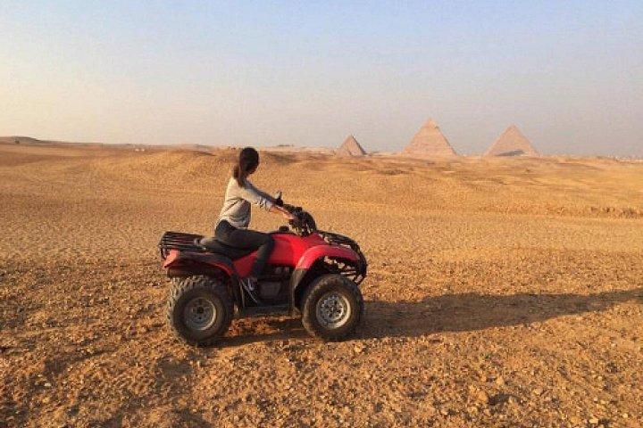 Halvdagstur: Giza-pyramiderne med 60 minutters Quad Bike inkluderet