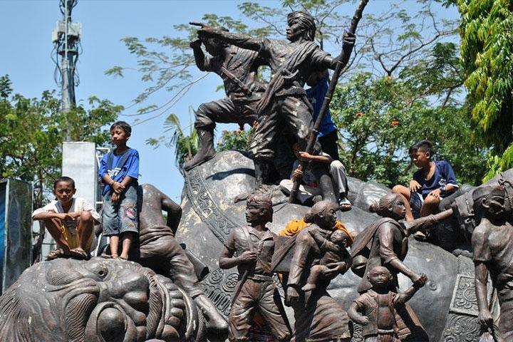 Malang local life kampong walking tour - city highlights in between // 4 - 6 hrs