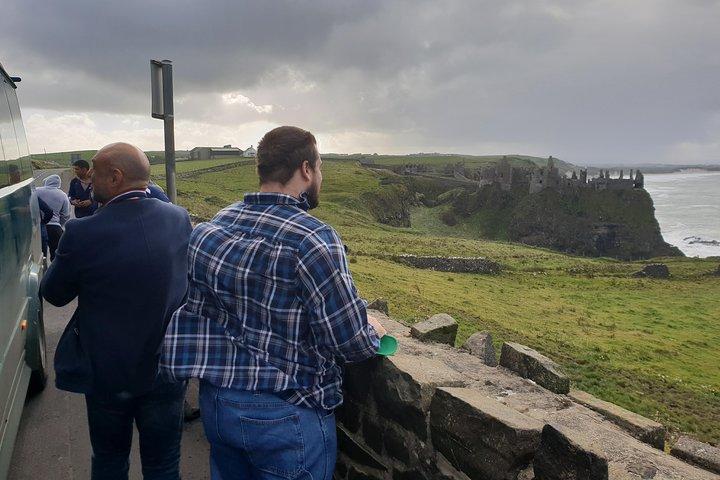 Giants Causeway, Rope Bridge, Carrickfergus Castle en Dark Hedges Tour