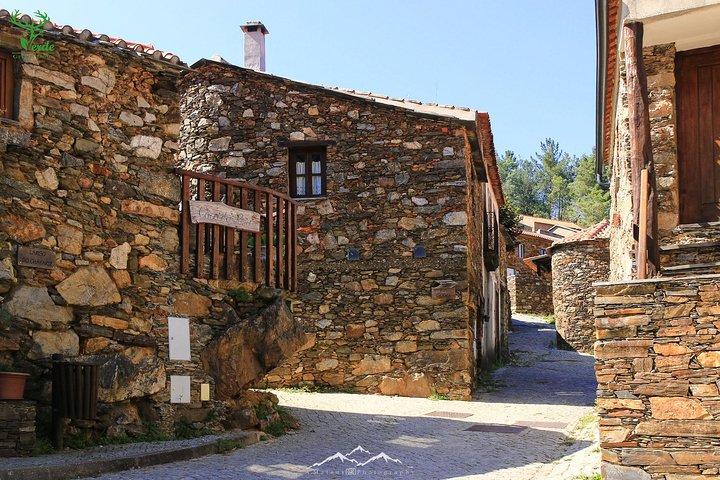 Pueblos de esquisto en la montaña Lousa