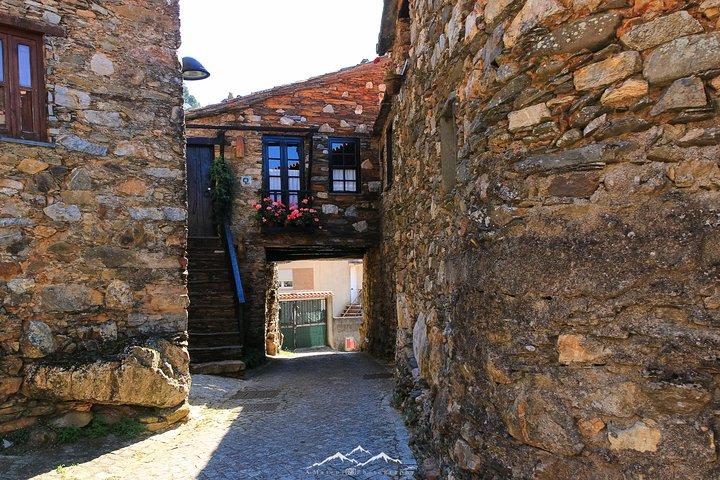 Pueblos de esquisto en la montaña Lousa