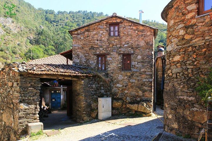 Pueblos de esquisto en la montaña Lousa