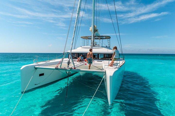 Tour en catamarán a Isla Mujeres, Barra libre, Almuerzo y Beach Club