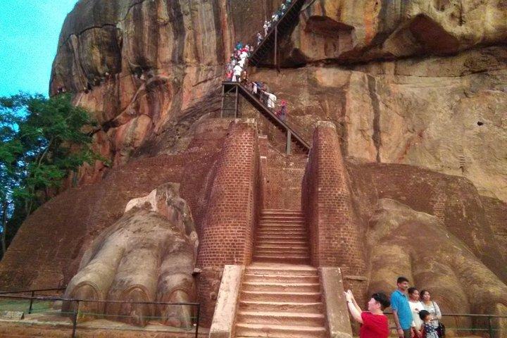 Privé all-inclusive dagtocht Sigiriya Lion Rock en Dambulla-grottempel