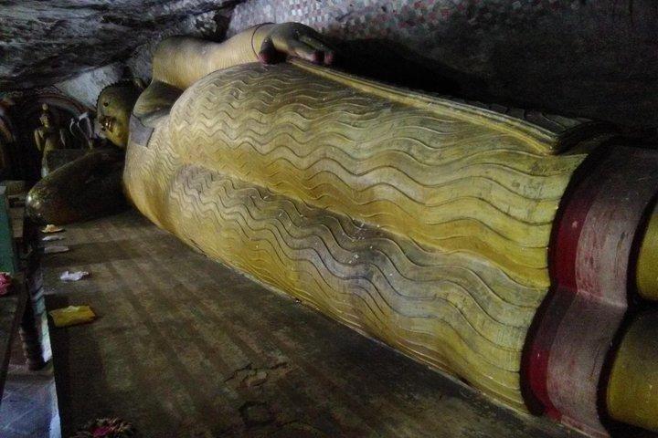 プライベートオールインクルーシブ日帰り旅行シギリヤライオンロックとダンブッラ洞窟寺院
