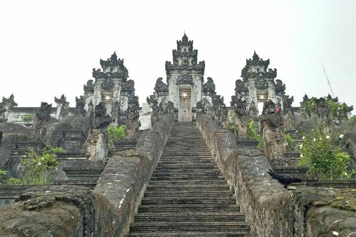 Puerta del cielo y el increíble este de Bali