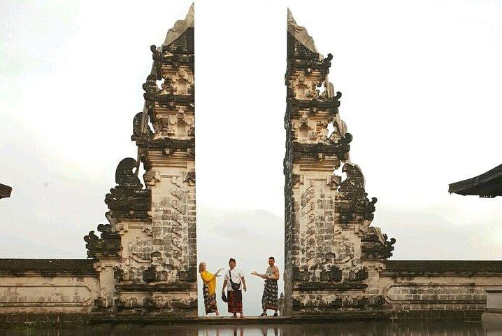 Puerta del cielo y el increíble este de Bali