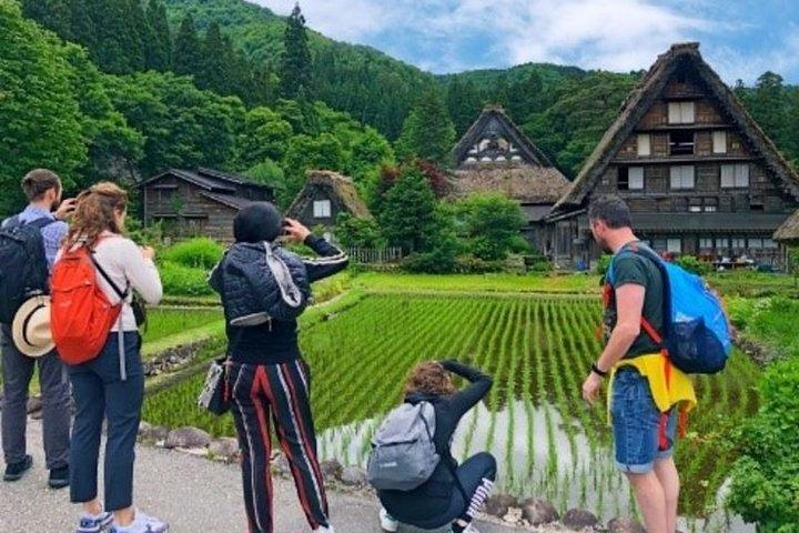 必見の白川郷 プライベート送迎付きドライバー付きツアー (高山発)