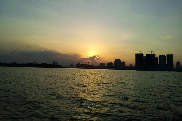 Tour privato alla collina di Udong e crociera al tramonto sul fiume Mekong