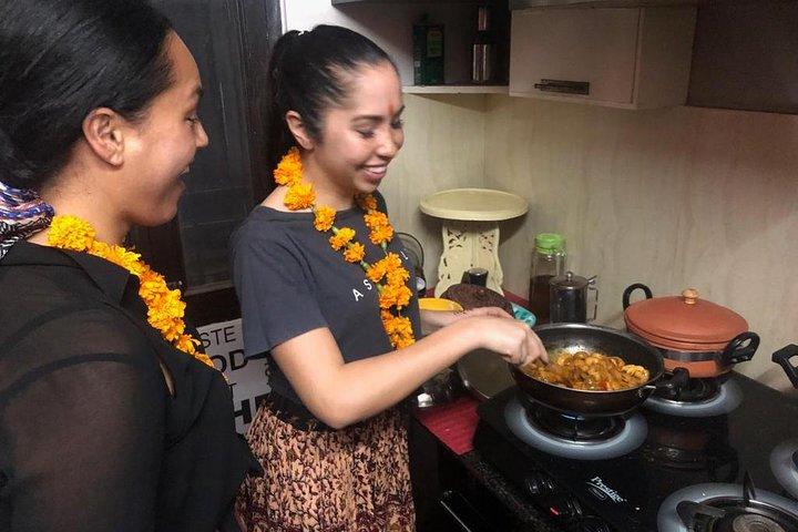 Corso di cucina interattivo con una famiglia locale a Jaipur