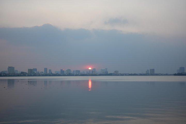Coucher de soleil à Hanoi en moto et musique cachée