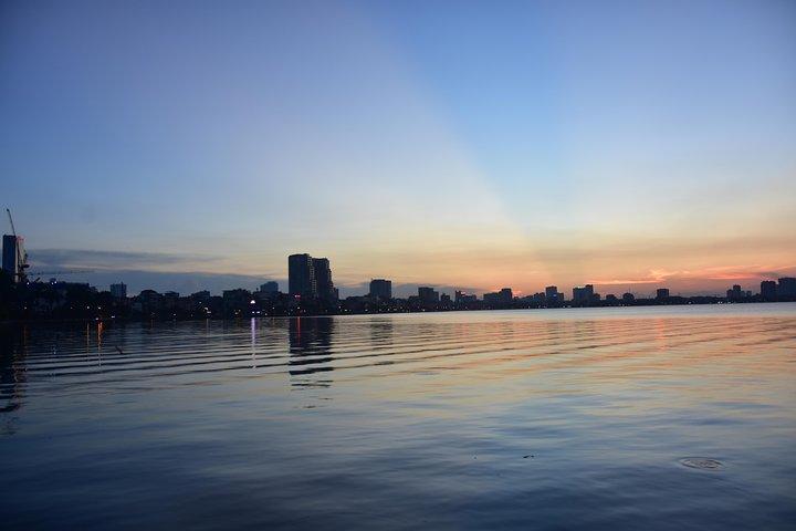 Coucher de soleil à Hanoi en moto et musique cachée